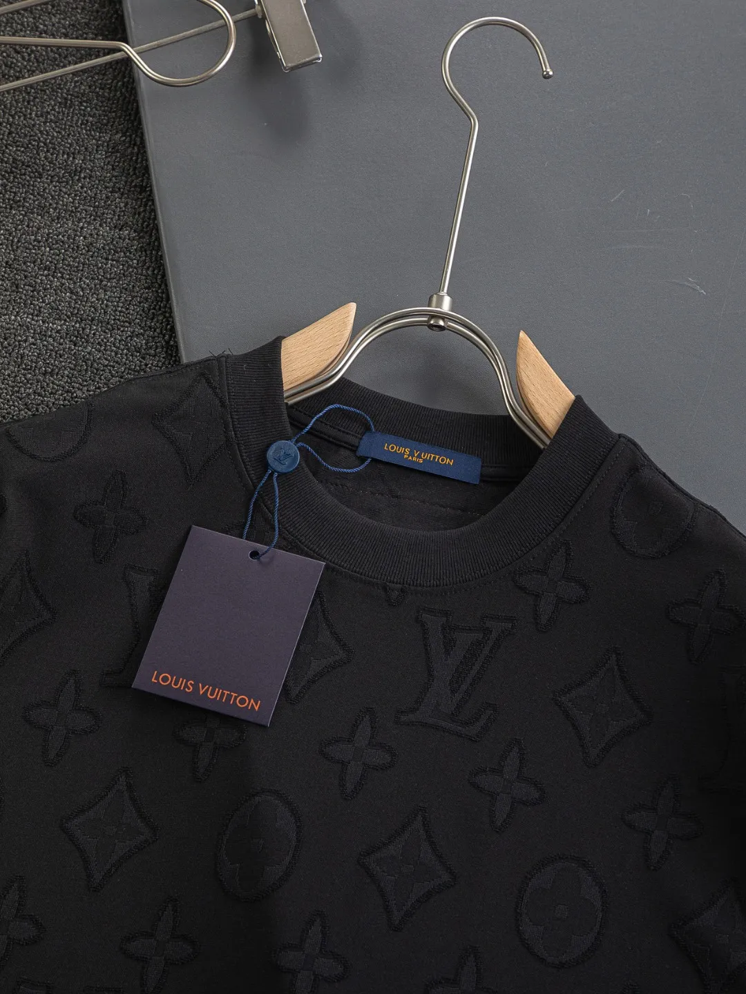 🅿️210 Louis Vuitton Louis Vuitton 1V Lujia slightly wide version S-XL LV25SS new product counter has new models at the same time, clover presbyopia letters all over the jacquard large logo letters 🪡 embroidered round neck short-sleeved T-shirt, the same style for men and women! Synchronized with the official website, pure cotton fabrics at the counter! It is close to the skin and comfortable, durable and easy to wear. It has a classic and simple logo design and meticulous original craftsmanship. Short-sleeves, a must-have item for men, are not the same as the general public, but must be unique and eye-catching. This LV short-sleeve is all about quality, comfort, the same shape and fashion as always, including the fabric and cutting process. All efforts have been made! 320 grams of washed pure cotton fabric, pure cotton is breathable, very refreshing and comfortable for daily wear. The rib knitting on the neckline is smooth and tight, and the neckline will not be skewed if you toss it at will. The loose version, you will find that it looks really good on the upper body. The overall is minimalist and neat, super versatile for daily use! Pair it casually with a pair of pants for a youthful look. A T-shirt will make your outfit crazy. It is a fashionable item that can never go wrong! Black, white, size: S-XL Size chart: S: Shoulder width 50-Bust 54-Length 70 M: Shoulder width 52-Bust 56.5-Length 72 L: Shoulder width 54-Bust 59-Length 74 XL: Shoulder width 56-Bust 61.5-Length 76